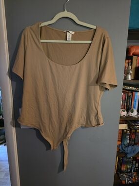 H&M Short Sleeve Scoop Neck Bodysuit in Taupe